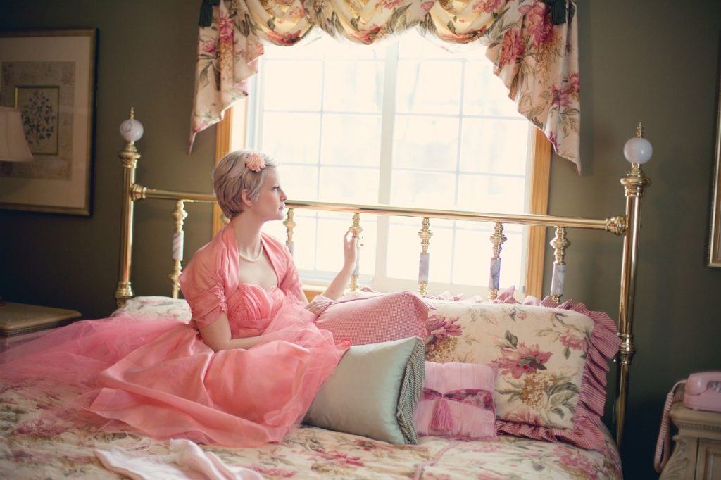 vintage, woman on bed, retro-635262.jpg