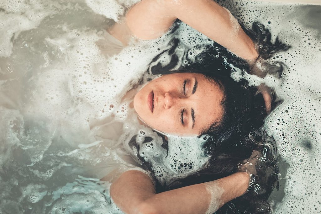 Hoe kan je water besparen in de badkamer?